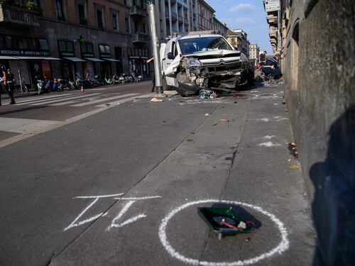 Milano, furgone investe quattro pedoni: un morto