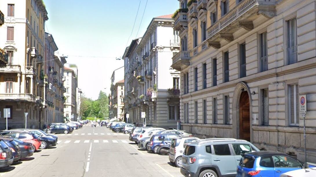 Aggredita e scaraventata a terra in pieno centro. La rapina da incubo a Milano