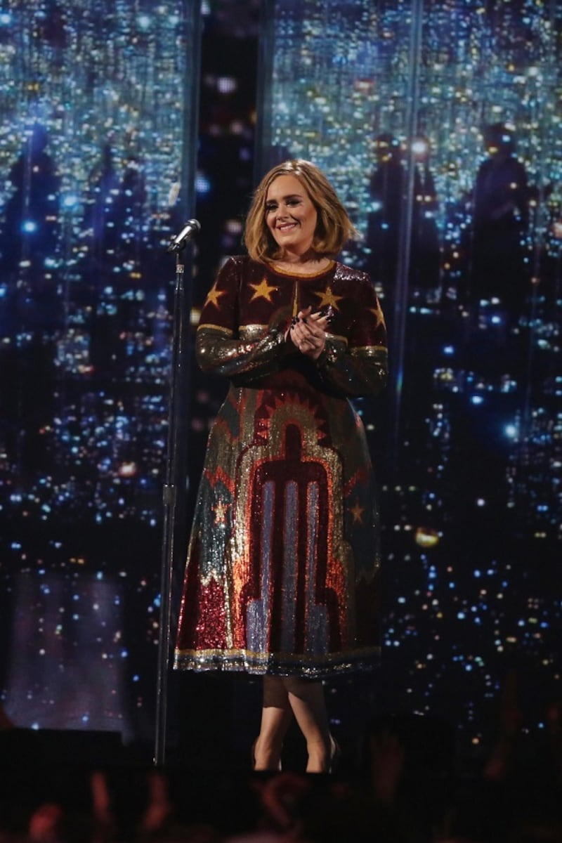 Adele, la regina dei Brit Awards 2016: foto 11