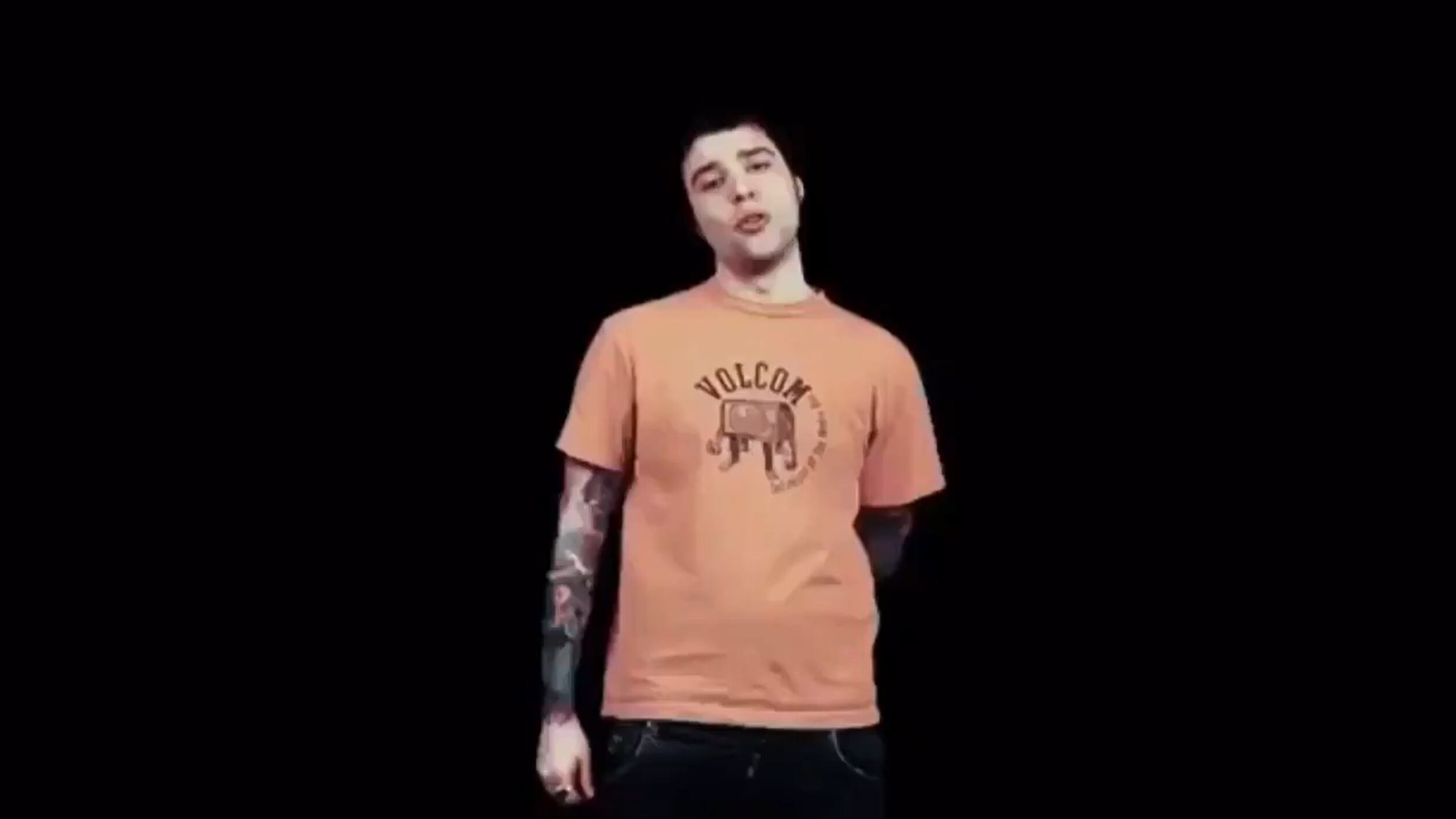 "Ha mangiato wurstel". La canzone che imbarazza Fedez