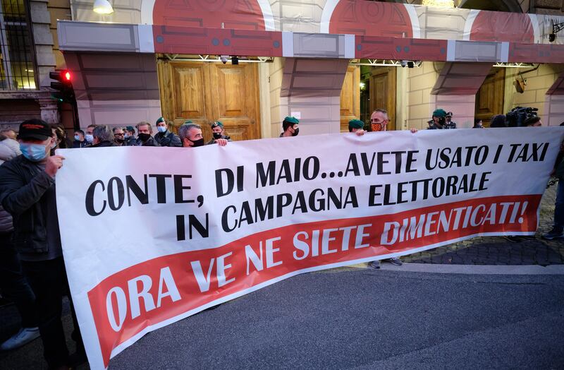 Il governo mette in ginocchio i tassisti: "Così il taxi muore" 8