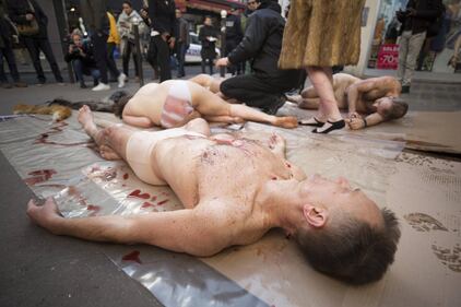La protesta choc "insanguina" Parigi 5