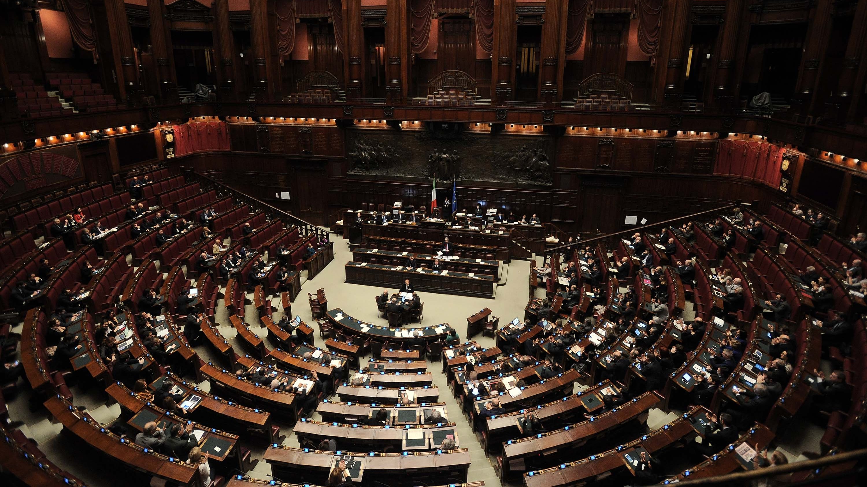 Gentiloni all'Aula deserta: "Soluzione politica per la Libia"