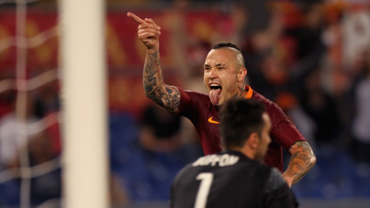 Nainggolan a un tifoso della Juventus: "Dai, non rosicare..."