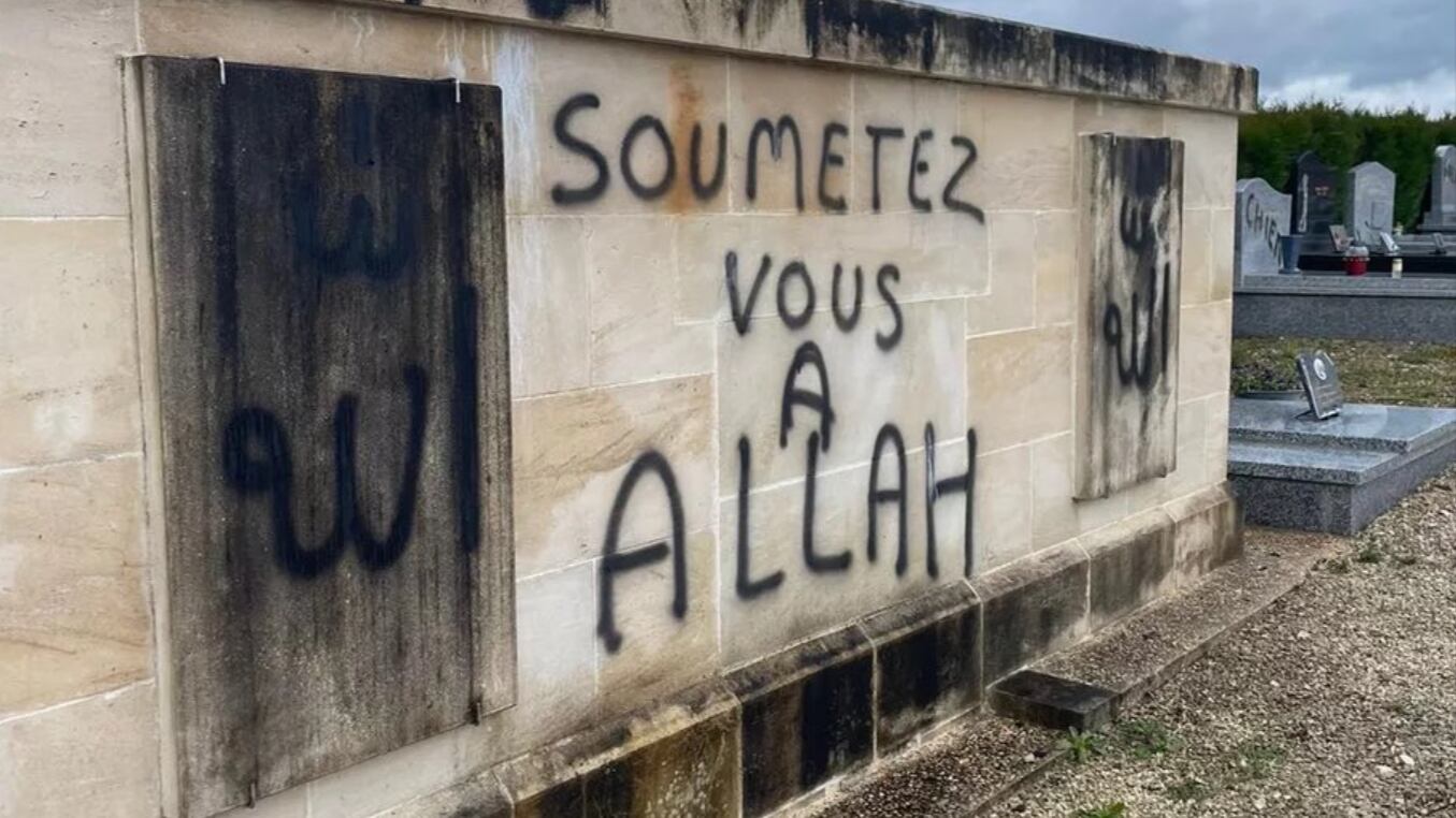 "Sottomettetevi ad Allah". In Europa torna l'odio anticristiano