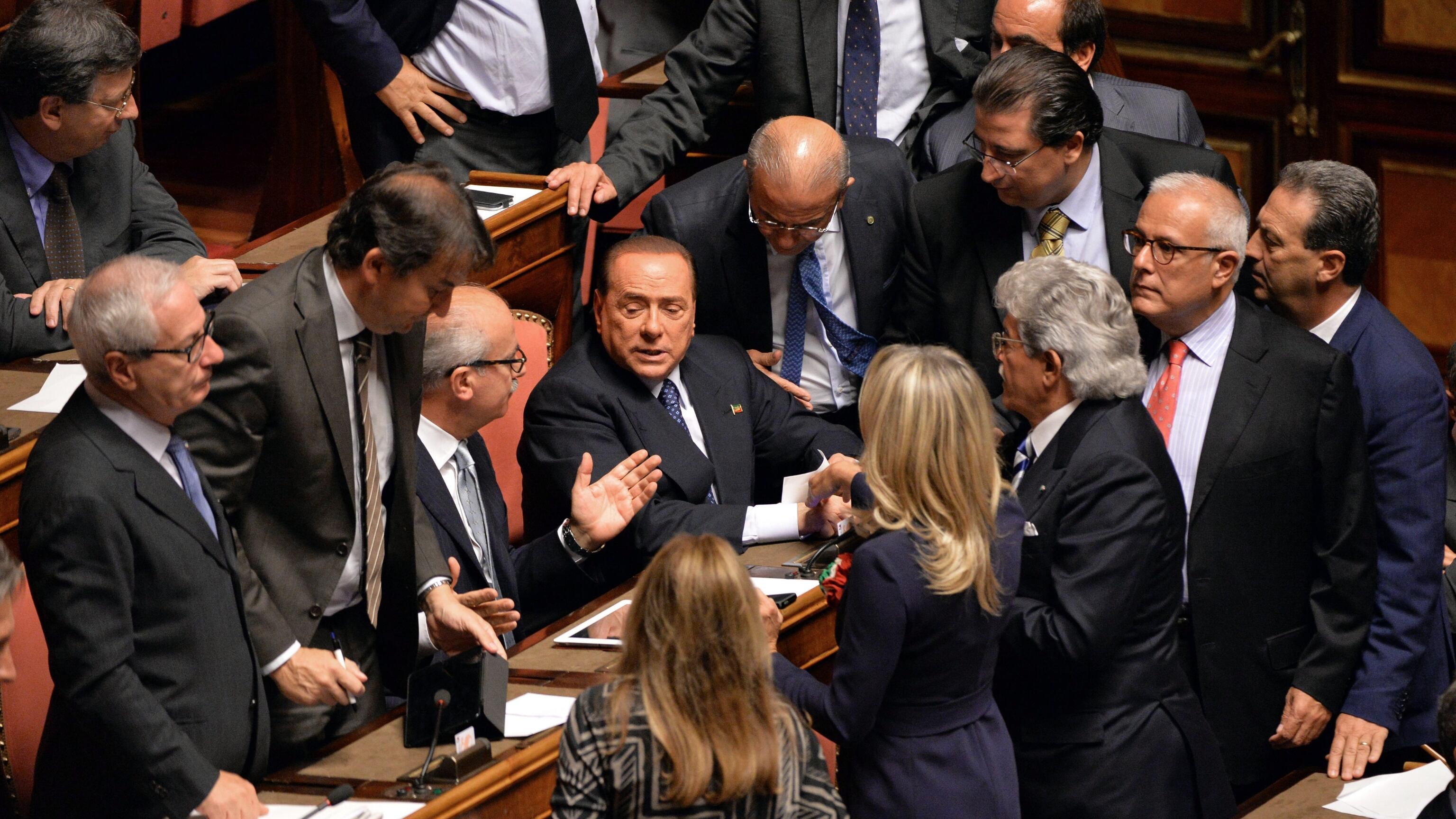 L'arrocco del Cavaliere mette in crisi la sinistra