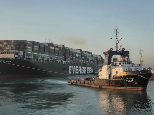 L'Ever Given ora è libera: riapre il canale di Suez. Ma la normalità è lontana