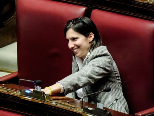 "Non possiamo permetterci cinque anni di Trump”. L’erroraccio di Schlein sul sistema Usa