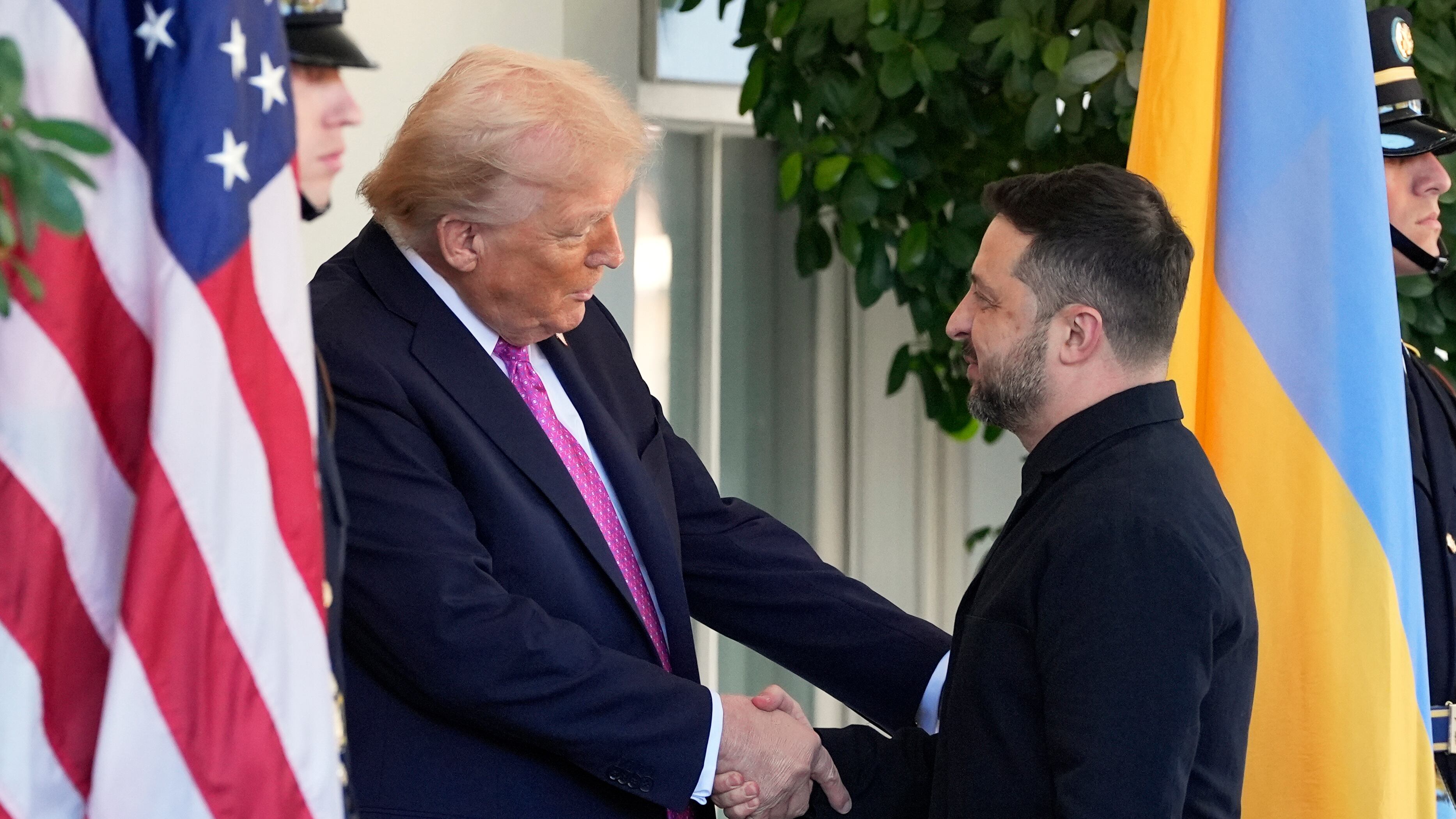 Diktat di Trump: "Cedi o è finita". E ora Zelensky apre a Budapest