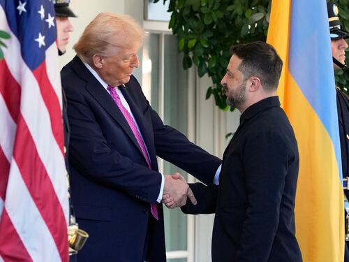 Diktat di Trump: "Cedi o è finita". E ora Zelensky apre a Budapest