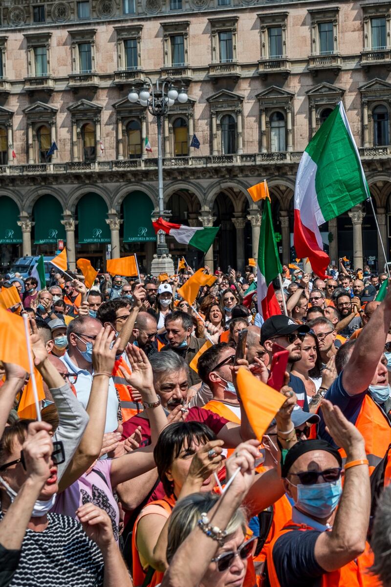 I Gilet arancioni in piazza Duomo 1