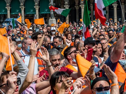I Gilet arancioni in piazza Duomo