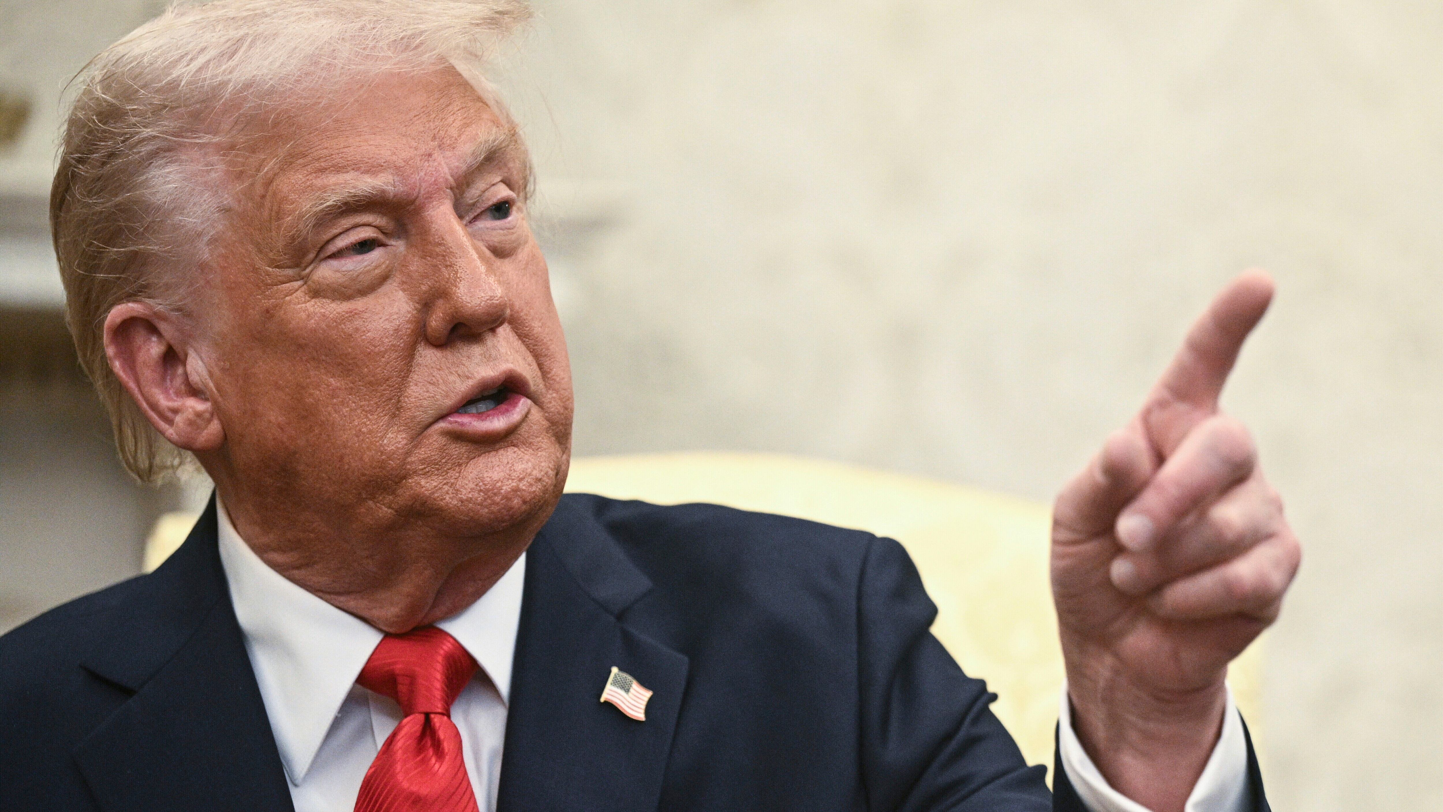 Gli applausi a Draghi (e quelli a Trump), la balla su Meloni e Saman: quindi, oggi...