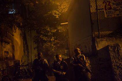 Rio, la polizia uccide un balleri: la favela brucia 3