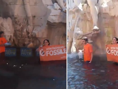 "Ignoranti...". Gli eco vandali imbrattano la fontana di piazza Navona