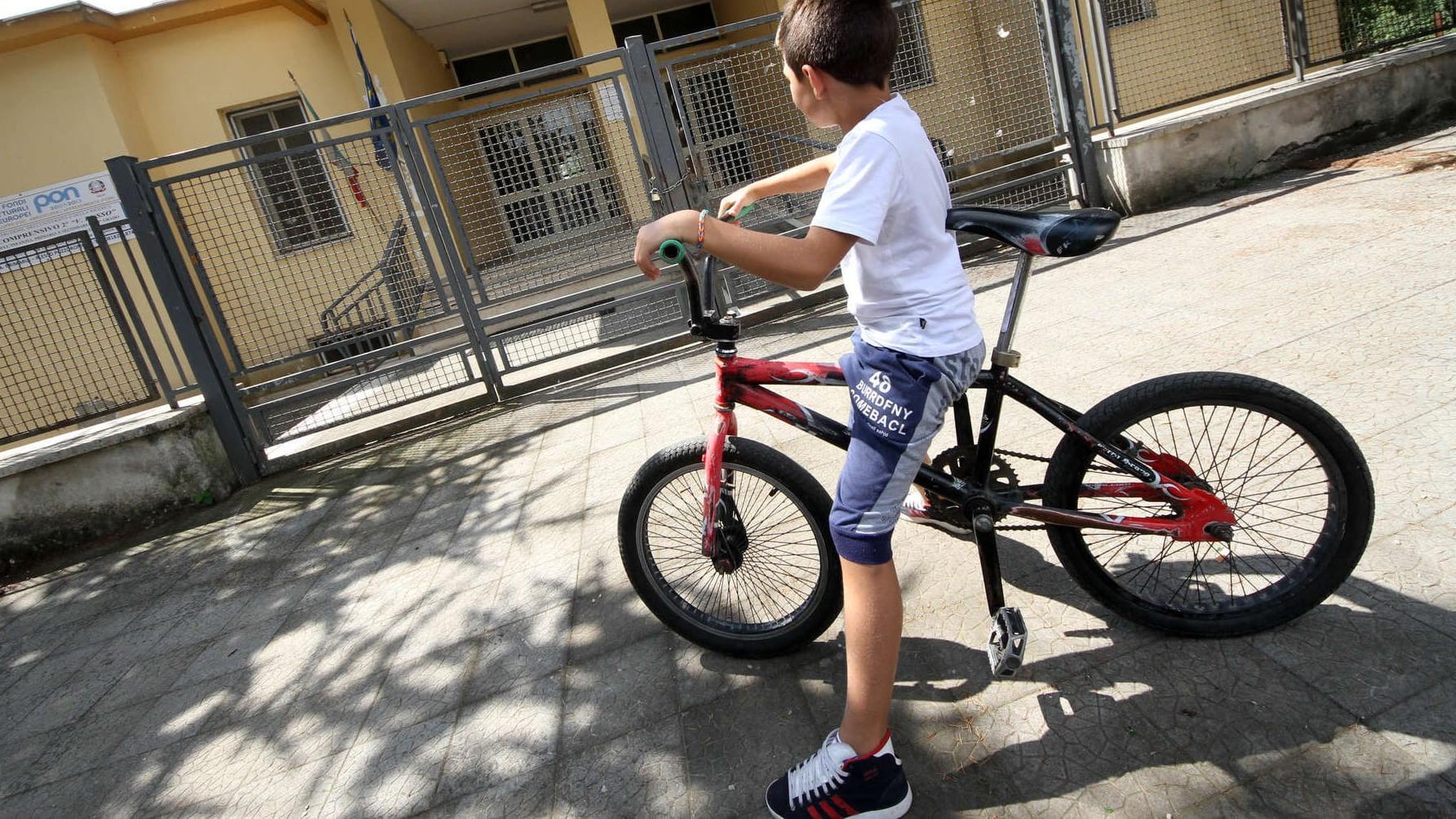 Botte e insulti in classe. Filmate 66 violenze: tre maestre agli arresti
