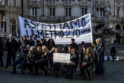 Barberini, la protesta dei commercianti per la chiusura della metro 9