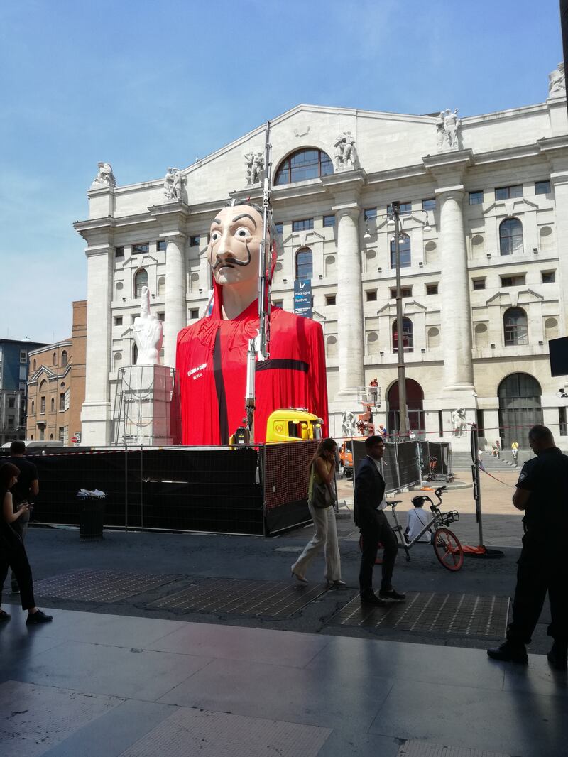 L'enorme maschera de La Casa di Carta in Piazza Affari a Milano 2
