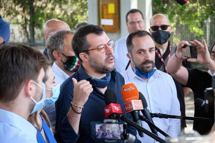 Il blitz di Salvini nella rimessa Atac presa di mira dai nomadi 5