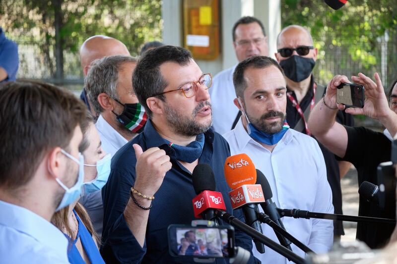 Il blitz di Salvini nella rimessa Atac presa di mira dai nomadi 5