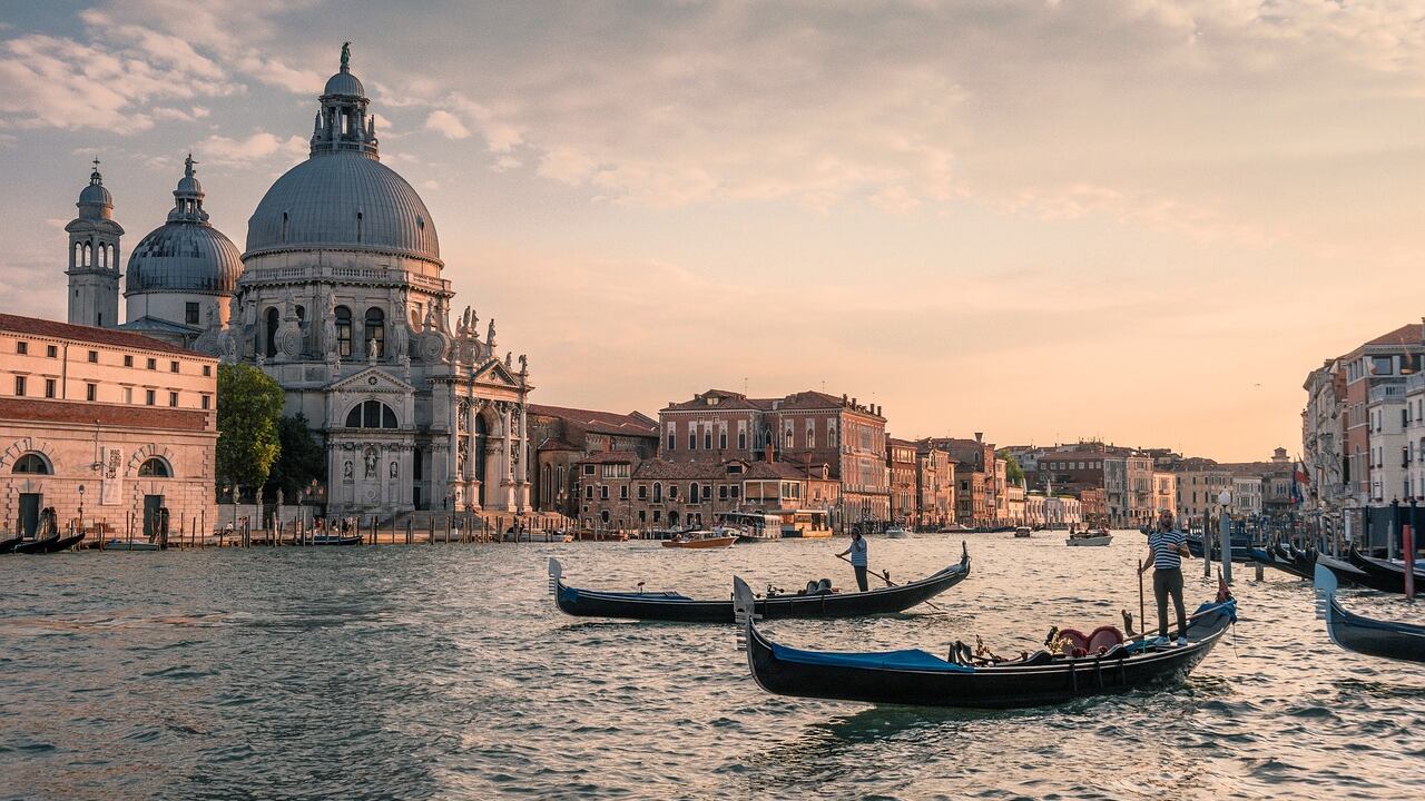 Turismo, le difficoltà del 2025: un "buco" di 260mila lavoratori. L'allarme di Confcommercio
