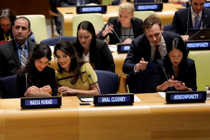 Amal Clooney con il "pancino" all'evento contro l'Isis 12