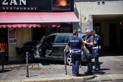Milano, Suv si schianta contro un ristorante 8