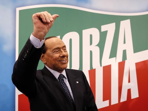 Berlusconi, la mitica calza e la sfuriata di Meloni
