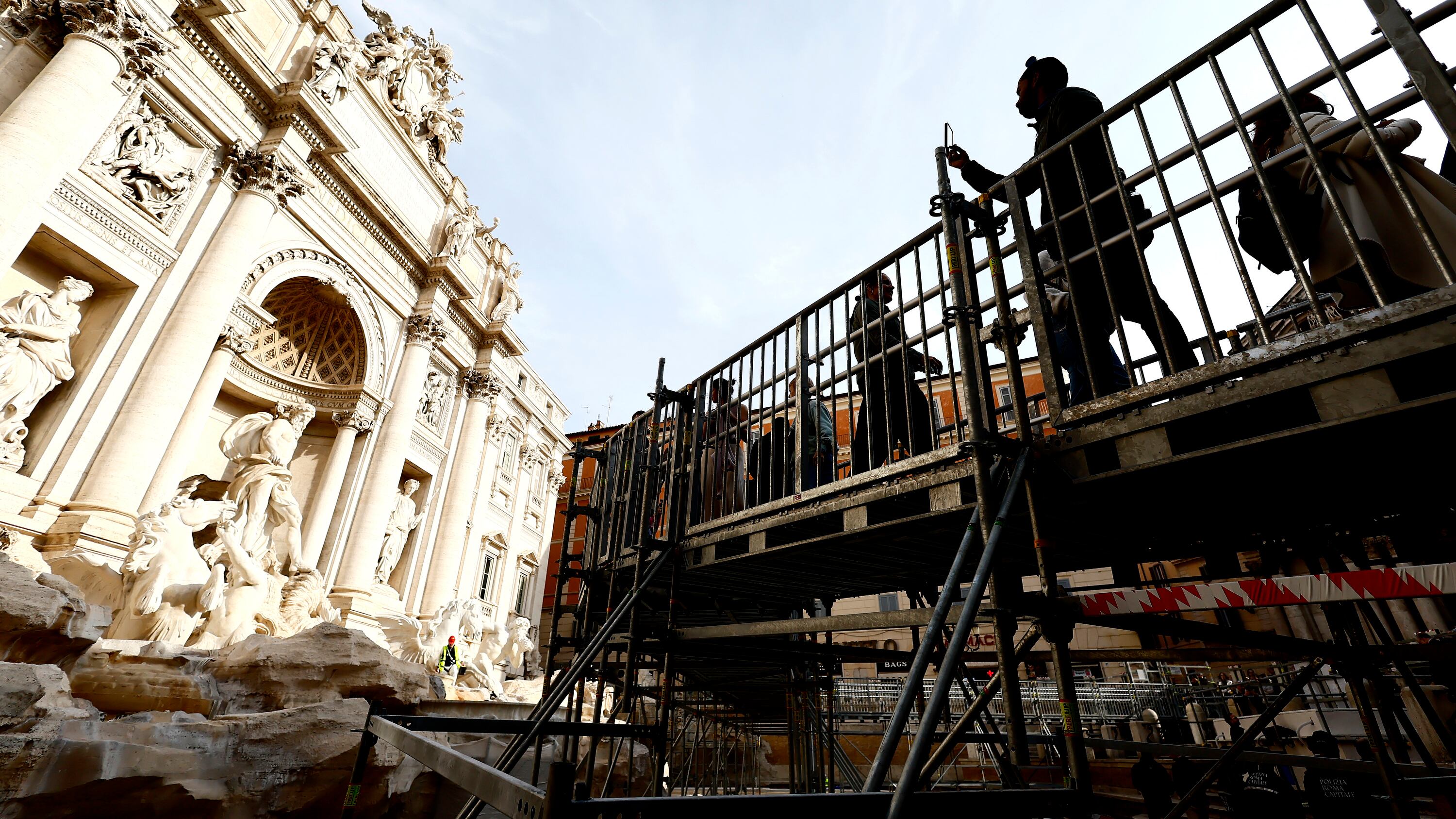Grande bruttezza alla Fontana di Trevi (e c'è anche una piscinetta per le monetine)