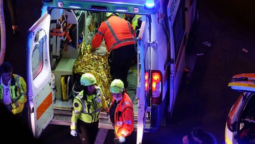 Bus sfonda la recinzione del cavalcavia, precipita sui cavi dell'elettricità e prende fuoco. Vittime e tantissimi feriti 2