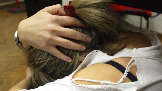 Con la mano sulla padella rovente educavano la figlia: coppia di filippini a processo