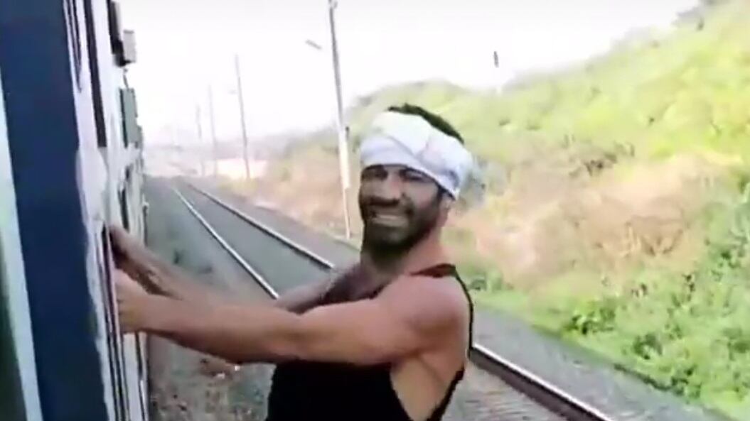 Gianni Sperti spericolato in India, fuori dal treno in corsa