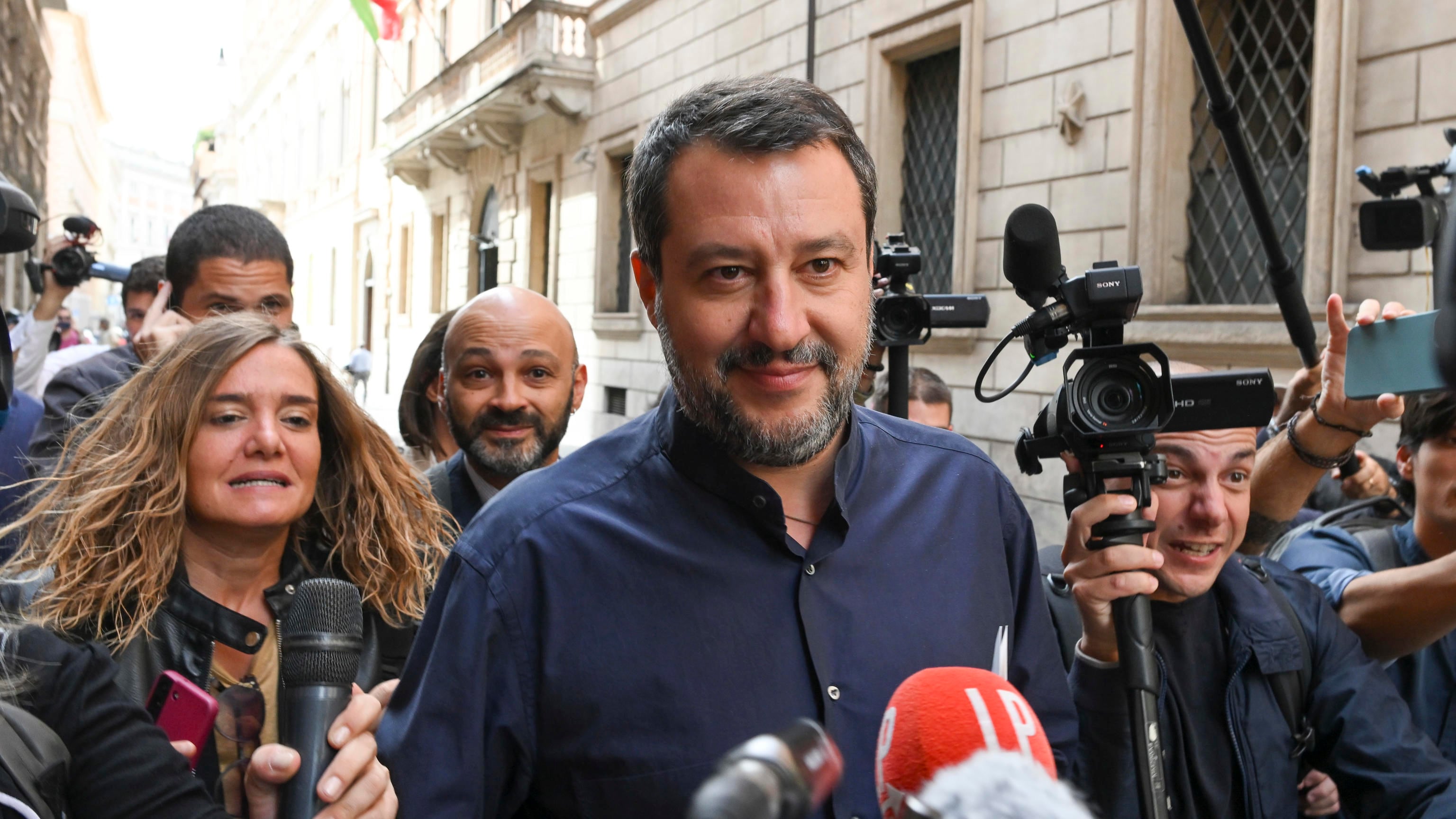 Salvini media tra Fi-Fdi "Ritornerà l'armonia". Nuovo siluro di Maroni