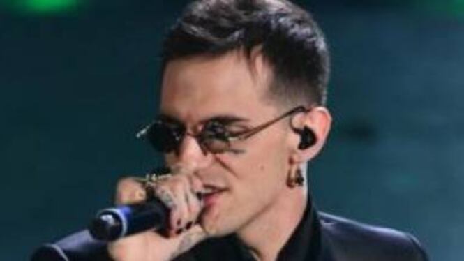 Achille Lauro ricompra i gioielli alla madre: "Io sono il buon esempio"