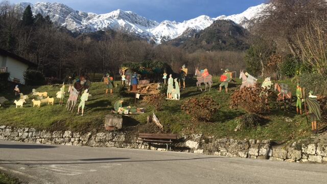 Sessanta abitanti e 120 presepi: "Così difendiamo il Natale"