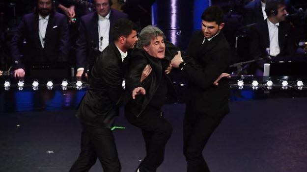 Sanremo, il "blitz" di Fausto Leali: "Il Festival è truccato"