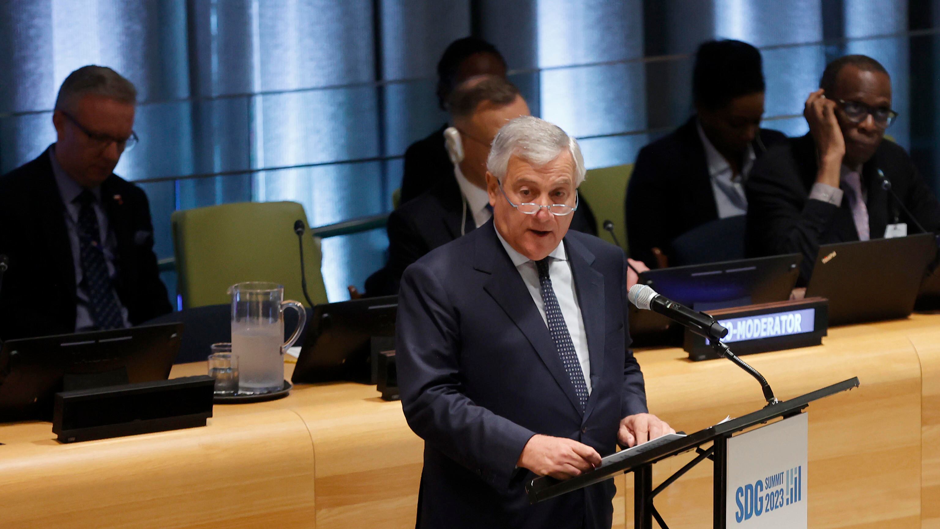 "Parleremo con Erdogan per fermare la rotta balcanica". Tajani indica la linea sui migranti