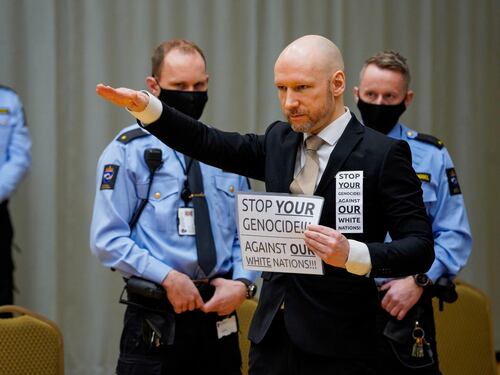 Causa di Breivik al governo. "Violati i diritti umani"