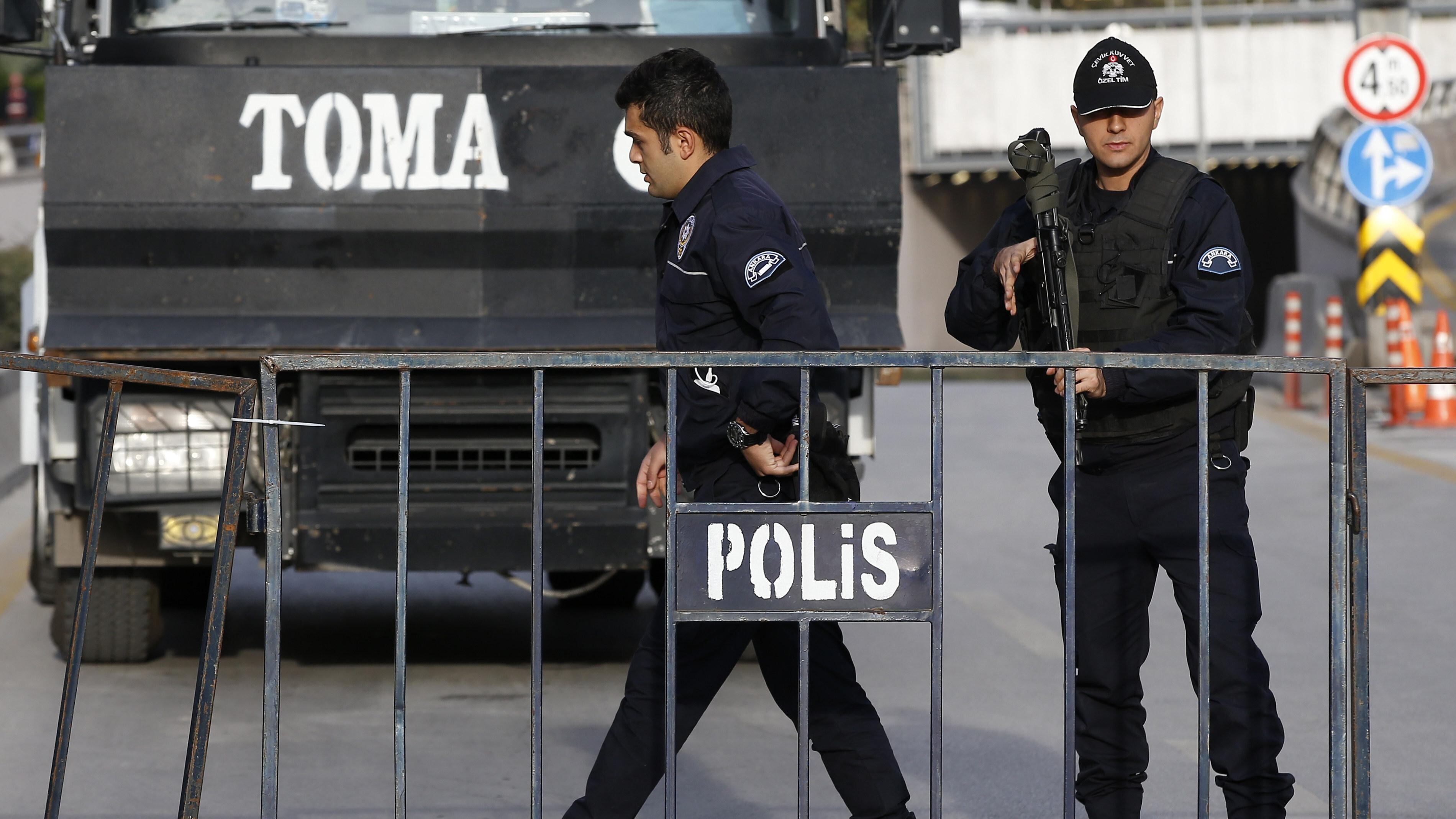 La Turchia piange i suoi morti e dà la caccia ai killer: 50 arresti