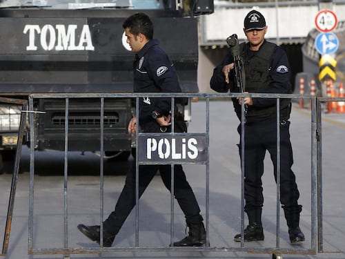 La Turchia piange i suoi morti e dà la caccia ai killer: 50 arresti