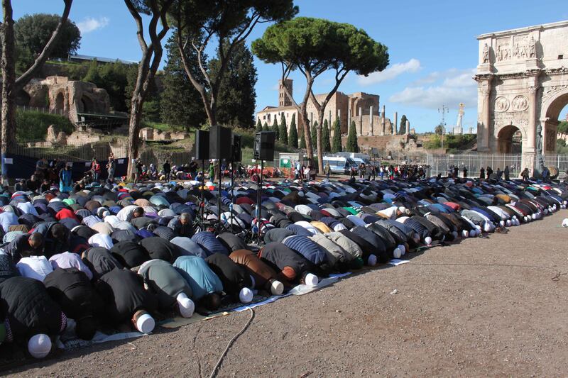 Il venerdì di preghiera dei musulmani al Colosseo 3