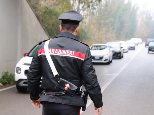 Pugno in pieno viso a un anziano, arrestato 18enne