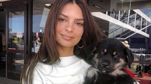 Emily Ratajkowski nuda per il diritto all'aborto