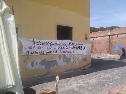 Alessandro Borghese gira il programma tv. Spunta uno striscione contro di lui