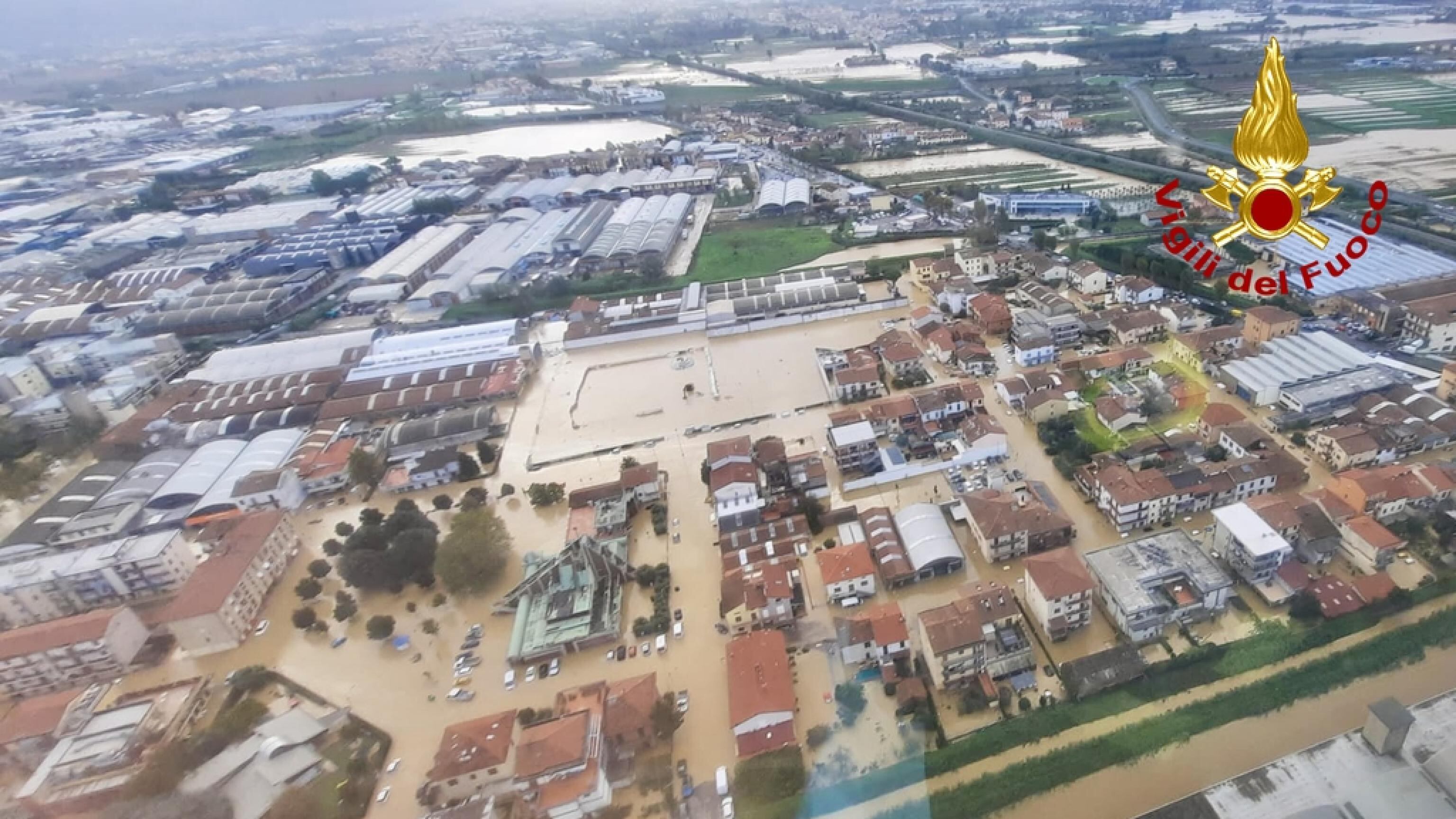 Maltempo in Toscana, morti e un disperso. Cade traliccio sulla linea ferroviaria Lucca-Viareggio