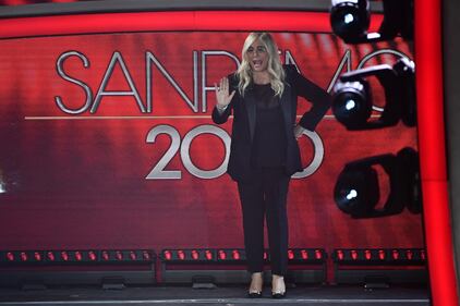Mara Venier scende le scale dell'Ariston scalza 2
