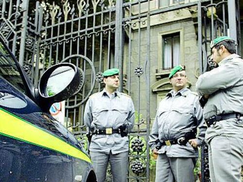 Comprava case con i soldi di una onlus per i bimbi abbandonati