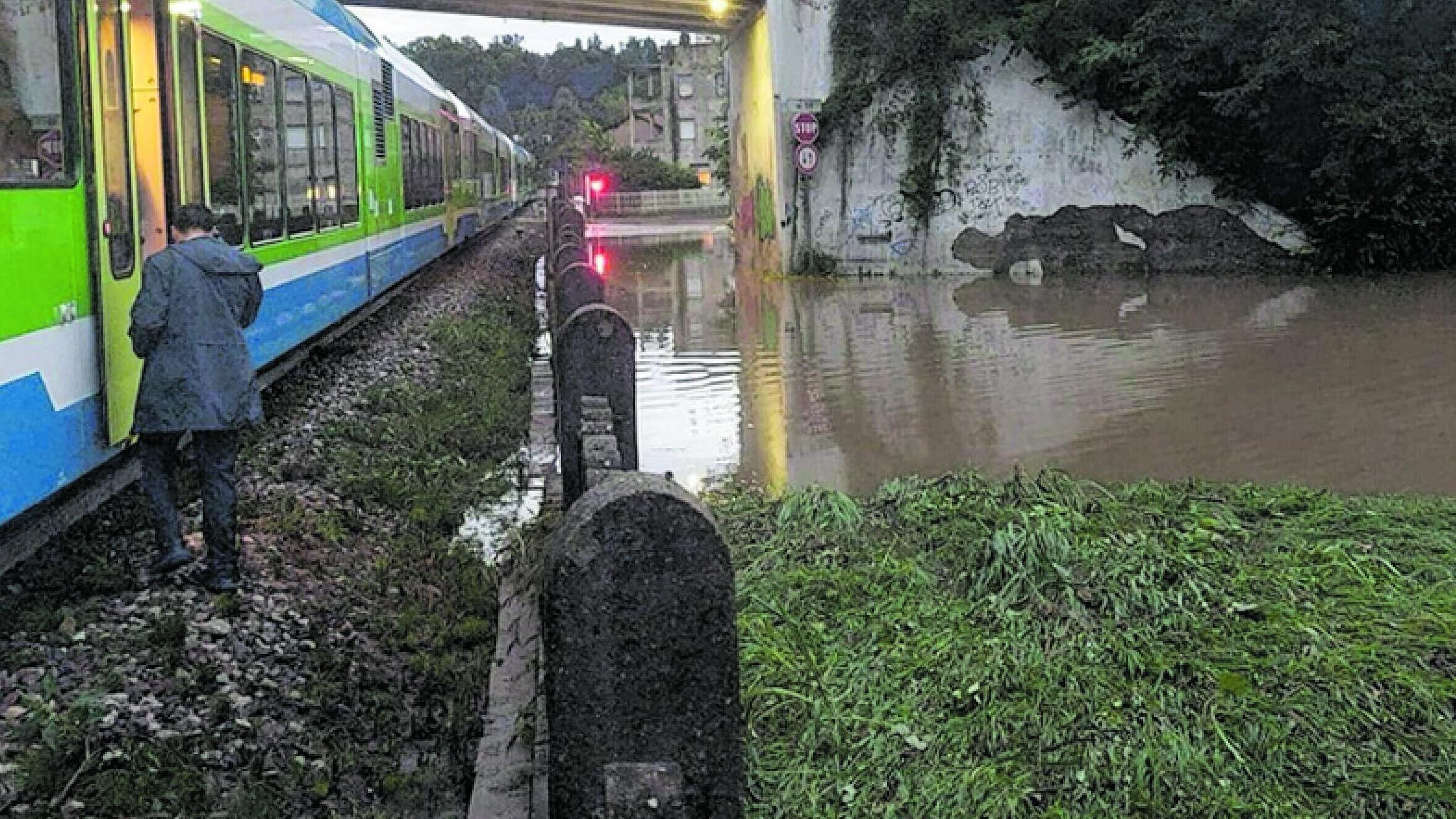 Maltempo, treno salvato dal baratro