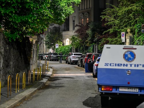 Orrore a Bologna: uccisi due uomini a coltellate. Fermato il coinquilino all'aeroporto di Barcellona