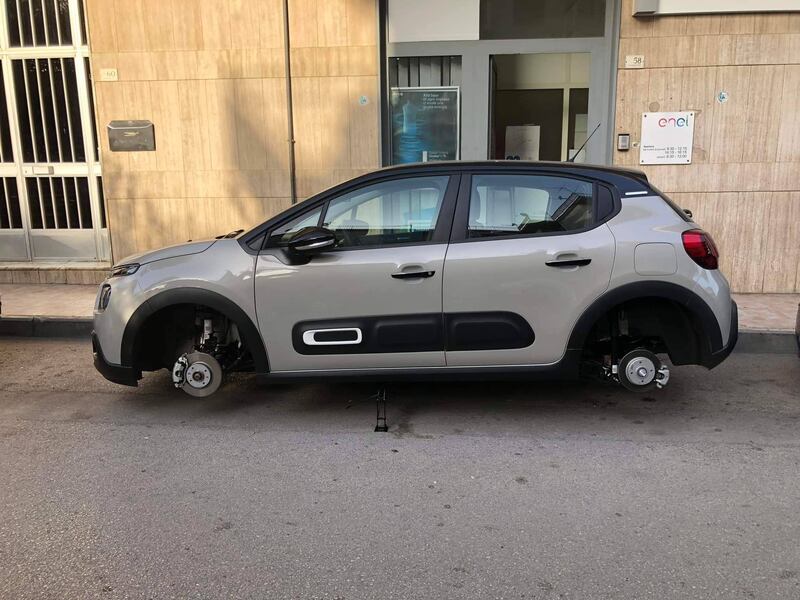 Auto senza ruote 2